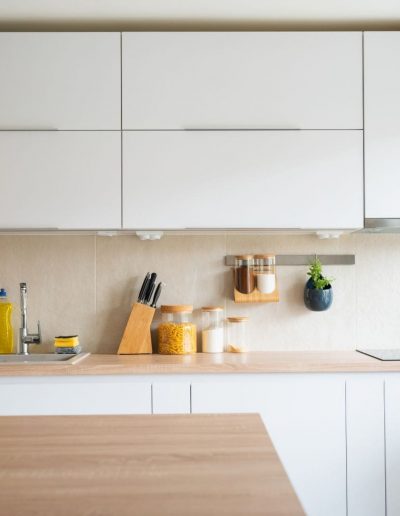 Ambiente con puerta estratificada Blanca