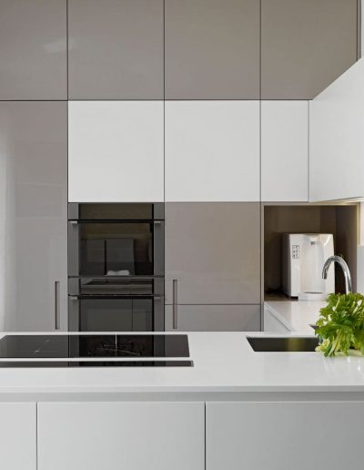 Ambiente con puerta con uñero blanco y gris