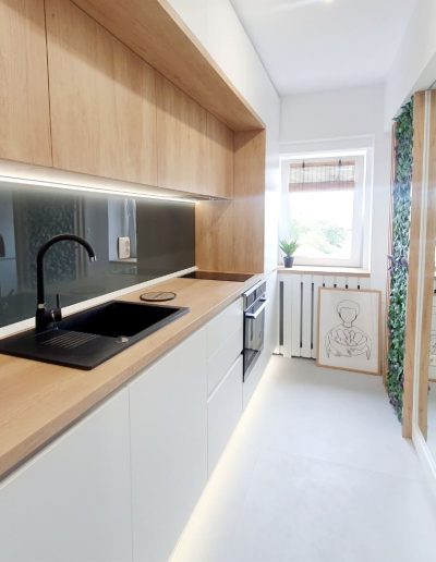 Ambiente con puerta PET Blanco Brillo