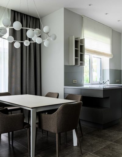 Ambiente con puerta Bérgamo Antracita Mate y Bérgamo Gris Perla Mate