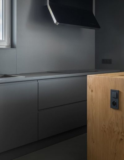 Ambiente con puerta Bérgamo Antracita Mate y PET Rovere Natural