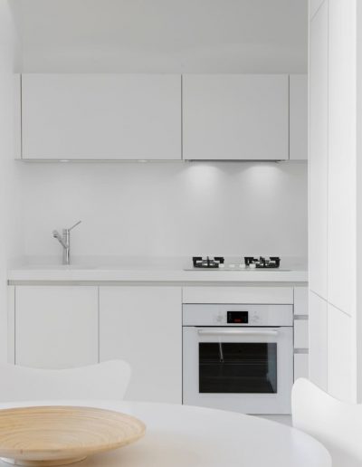 Ambiente con puerta estratificada Blanco Brillo