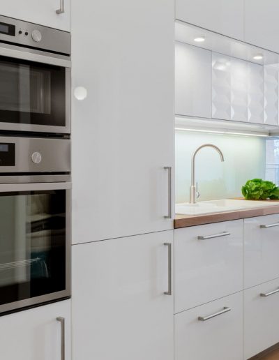 Ambiente con puerta PET Blanco Brillo